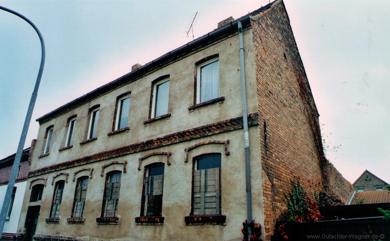 unsaniertes Mehrfamilienhaus in Sachsen-Anhalt